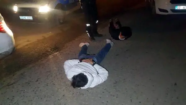 Polisin 'dur' ihtarına uymayan otomobilde uyuşturucu ele geçirildi: 3 gözaltı Polisin 'dur' ihtarına uymayan otomobilde uyuşturucu ele geçirildi: 3 gözaltı