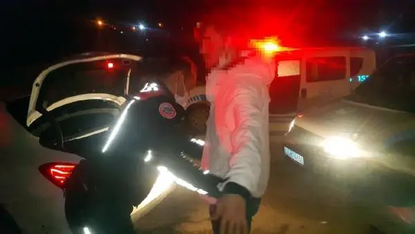 Polisin 'dur' ihtarına uymayan otomobilde uyuşturucu ele geçirildi: 3 gözaltı Polisin 'dur' ihtarına uymayan otomobilde uyuşturucu ele geçirildi: 3 gözaltı