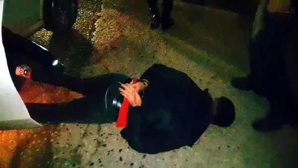 Polisin 'dur' ihtarına uymayan otomobilde uyuşturucu ele geçirildi: 3 gözaltı Polisin 'dur' ihtarına uymayan otomobilde uyuşturucu ele geçirildi: 3 gözaltı