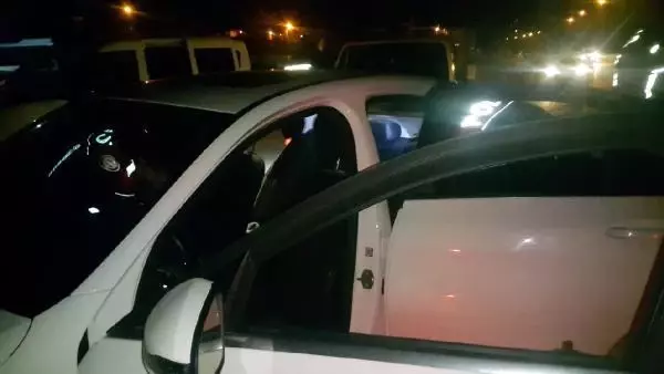 Polisin 'dur' ihtarına uymayan otomobilde uyuşturucu ele geçirildi: 3 gözaltı Polisin 'dur' ihtarına uymayan otomobilde uyuşturucu ele geçirildi: 3 gözaltı