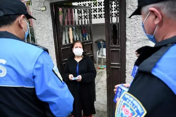 Polisten vatandaşlara sokak satıcısı gibi davranan dolandırıcılara karşı uyarı Polisten vatandaşlara sokak satıcısı gibi davranan dolandırıcılara karşı uyarı