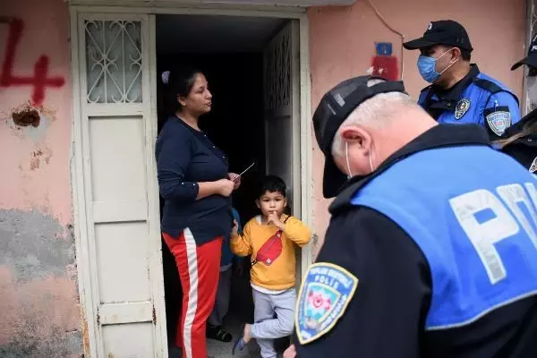 Polisten vatandaşlara sokak satıcısı gibi davranan dolandırıcılara karşı uyarı Polisten vatandaşlara sokak satıcısı gibi davranan dolandırıcılara karşı uyarı