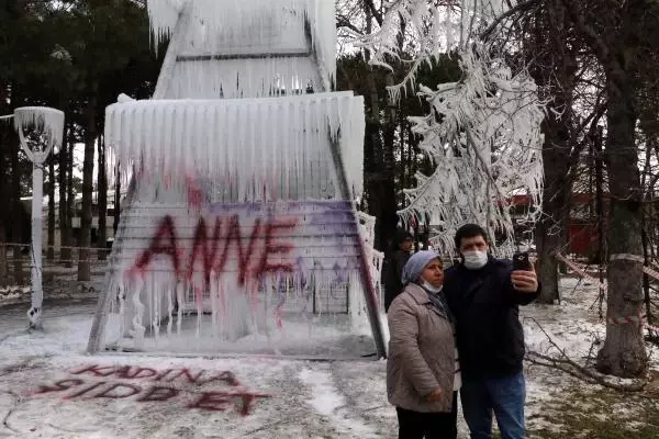Profesör oluşturduğu 'buz dağı' ile kadına şiddete dikkat çekti Profesör oluşturduğu 'buz dağı' ile kadına şiddete dikkat çekti