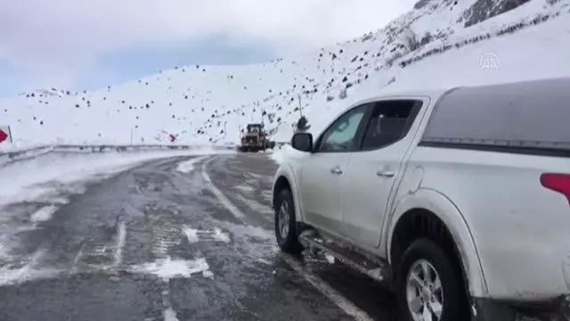Son dakika haberi: Sağlık çalışanları karlı yolları aşarak 84 yaşındaki kadının Kovid-19 aşısını yaptı Son dakika haberi: Sağlık çalışanları karlı yolları aşarak 84 yaşındaki kadının Kovid-19 aşısını yaptı