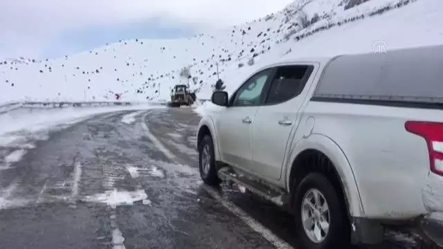 Son dakika haberi: Sağlık çalışanları karlı yolları aşarak 84 yaşındaki kadının Kovid-19 aşısını yaptı Son dakika haberi: Sağlık çalışanları karlı yolları aşarak 84 yaşındaki kadının Kovid-19 aşısını yaptı