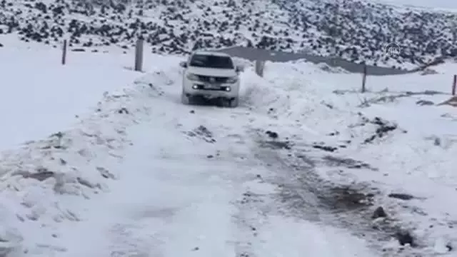 Son dakika haberi: Sağlık çalışanları karlı yolları aşarak 84 yaşındaki kadının Kovid-19 aşısını yaptı Son dakika haberi: Sağlık çalışanları karlı yolları aşarak 84 yaşındaki kadının Kovid-19 aşısını yaptı