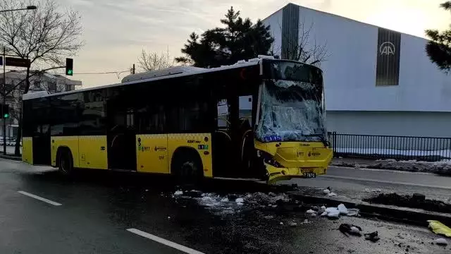 Sancaktepe'de belediye otobüsü ile minibüs çarpıştı: 7 yaralı Sancaktepe'de belediye otobüsü ile minibüs çarpıştı: 7 yaralı