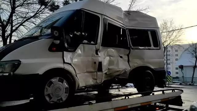 Sancaktepe'de belediye otobüsü ile minibüs çarpıştı: 7 yaralı Sancaktepe'de belediye otobüsü ile minibüs çarpıştı: 7 yaralı
