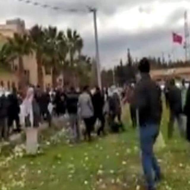 Şanlıurfa'da iki aile arasındaki taşlı sopalı kavgada 9 kişi yaralandı Şanlıurfa'da iki aile arasındaki taşlı sopalı kavgada 9 kişi yaralandı