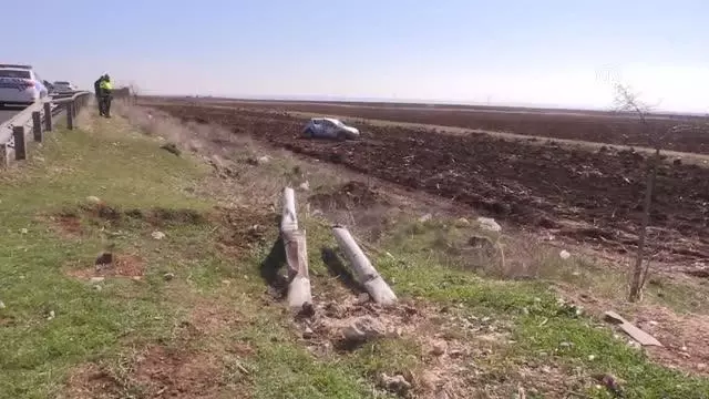 ŞANLIURFA - İnşaat işçilerinin bulunduğu otomobil şarampole devrildi: 6 yaralı ŞANLIURFA - İnşaat işçilerinin bulunduğu otomobil şarampole devrildi: 6 yaralı