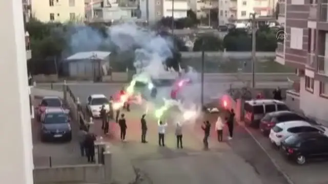Serik'te bir grup taraftardan otizmli Kuzey Kaan Saka'ya doğum günü sürprizi Serik'te bir grup taraftardan otizmli Kuzey Kaan Saka'ya doğum günü sürprizi