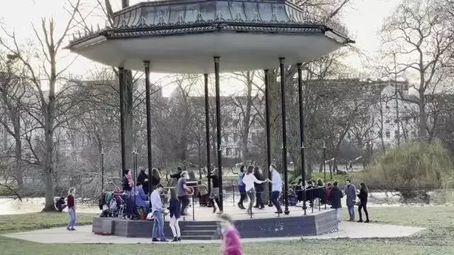 Sıcak havayı fırsat bilen halk parklara akın etti Sıcak havayı fırsat bilen halk parklara akın etti