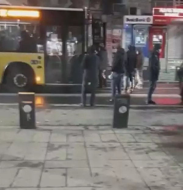Sultangazi'de İETT otobüsü tepkisi Sultangazi'de İETT otobüsü tepkisi