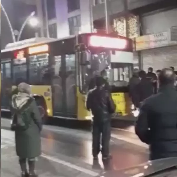 Sultangazi'de İETT otobüsü tepkisi Sultangazi'de İETT otobüsü tepkisi