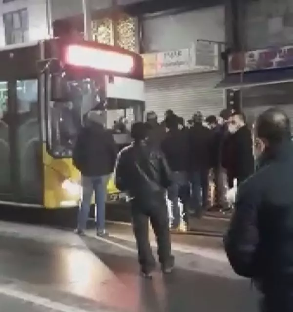 Sultangazi'de İETT otobüsü tepkisi Sultangazi'de İETT otobüsü tepkisi