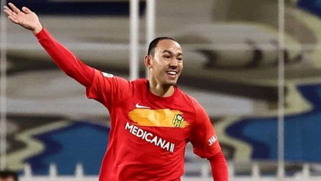 Umut Bulut, who played 504 games in the Super League, broke the 21-year record of Oğuz Çetin
