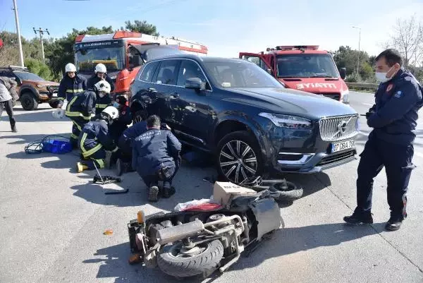 Lüks cipin altında can pazarı! Motosiklet sürücüsünü yarım saat boyunca kurtarılmayı bekledi Lüks cipin altında can pazarı! Motosiklet sürücüsünü yarım saat boyunca kurtarılmayı bekledi