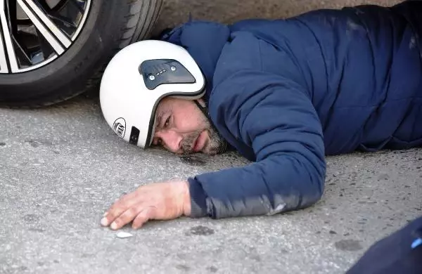 Lüks cipin altında can pazarı! Motosiklet sürücüsü yarım saat boyunca kurtarılmayı bekledi Lüks cipin altında can pazarı! Motosiklet sürücüsü yarım saat boyunca kurtarılmayı bekledi