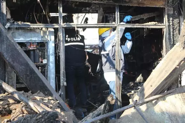 Tokat'ta 7 dükkanı kullanılamaz hale getiren yangının hasarı gündüz görüntülendi Tokat'ta 7 dükkanı kullanılamaz hale getiren yangının hasarı gündüz görüntülendi