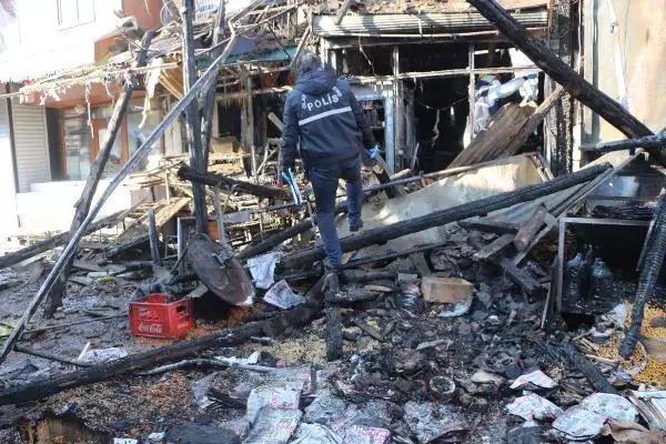 Tokat'ta 7 dükkanı kullanılamaz hale getiren yangının hasarı gündüz görüntülendi Tokat'ta 7 dükkanı kullanılamaz hale getiren yangının hasarı gündüz görüntülendi