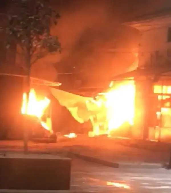 Tokat'ta kuruyemiş dükkanında çıkan yangın, 6 iş yerine daha sıçradı Tokat'ta kuruyemiş dükkanında çıkan yangın, 6 iş yerine daha sıçradı