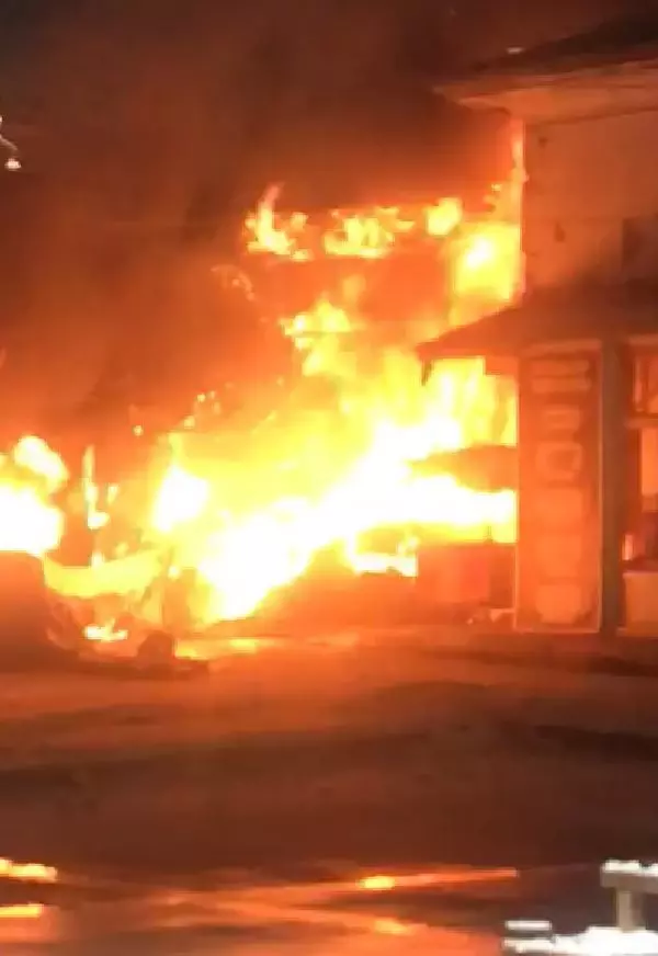Tokat'ta kuruyemiş dükkanında çıkan yangın, 6 iş yerine daha sıçradı Tokat'ta kuruyemiş dükkanında çıkan yangın, 6 iş yerine daha sıçradı
