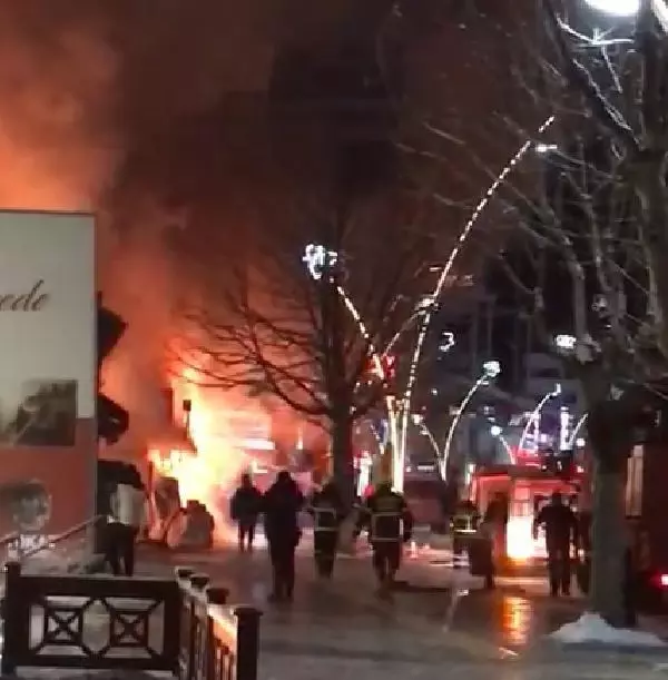 Tokat'ta kuruyemiş dükkanında çıkan yangın, 6 iş yerine daha sıçradı Tokat'ta kuruyemiş dükkanında çıkan yangın, 6 iş yerine daha sıçradı