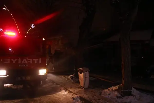 Tokat'ta kuruyemiş dükkanında çıkan yangın, 6 iş yerine daha sıçradı Tokat'ta kuruyemiş dükkanında çıkan yangın, 6 iş yerine daha sıçradı