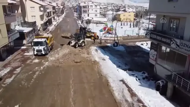 Tufanbeyli'de kar temizleme çalışmaları sürüyor Tufanbeyli'de kar temizleme çalışmaları sürüyor
