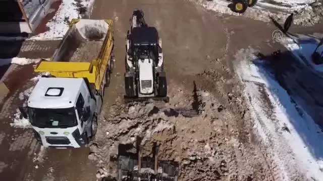 Tufanbeyli'de kar temizleme çalışmaları sürüyor Tufanbeyli'de kar temizleme çalışmaları sürüyor