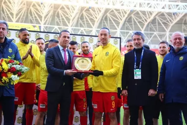 Umut Bulut'a 504'üncü maçının anısına plaket verildi Umut Bulut'a 504'üncü maçının anısına plaket verildi