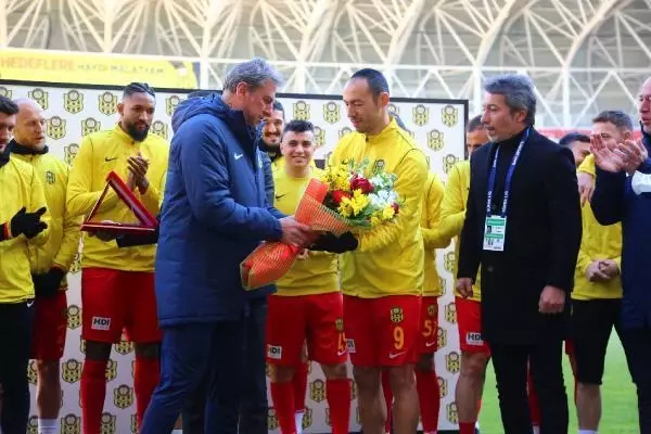 Umut Bulut'a 504'üncü maçının anısına plaket verildi Umut Bulut'a 504'üncü maçının anısına plaket verildi