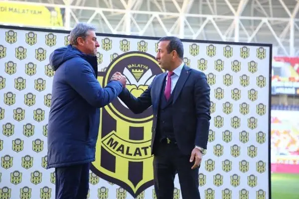 Umut Bulut'a 504'üncü maçının anısına plaket verildi Umut Bulut'a 504'üncü maçının anısına plaket verildi