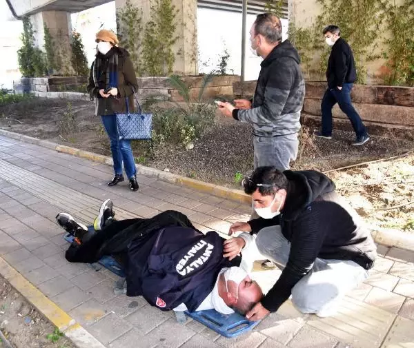 Üşüyen yaralı sürücüyü itfaiye eri montuyla ısıttı Üşüyen yaralı sürücüyü itfaiye eri montuyla ısıttı
