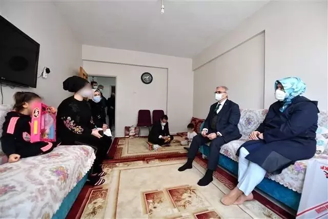 Vali Münir Karaloğlu, eşi ile birlikte yetim çocukları ziyaret etti Vali Münir Karaloğlu, eşi ile birlikte yetim çocukları ziyaret etti