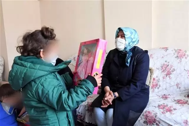 Vali Münir Karaloğlu, eşi ile birlikte yetim çocukları ziyaret etti Vali Münir Karaloğlu, eşi ile birlikte yetim çocukları ziyaret etti