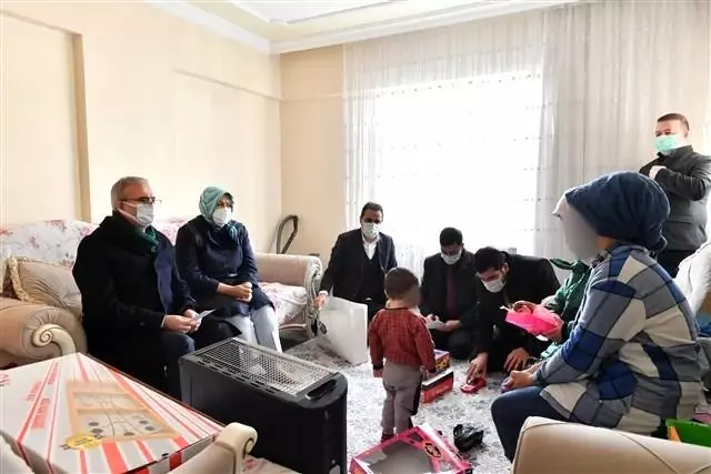 Vali Münir Karaloğlu, eşi ile birlikte yetim çocukları ziyaret etti Vali Münir Karaloğlu, eşi ile birlikte yetim çocukları ziyaret etti