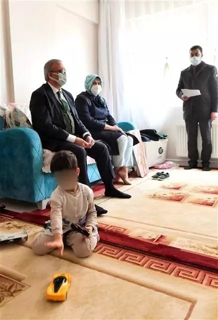 Vali Münir Karaloğlu, eşi ile birlikte yetim çocukları ziyaret etti Vali Münir Karaloğlu, eşi ile birlikte yetim çocukları ziyaret etti