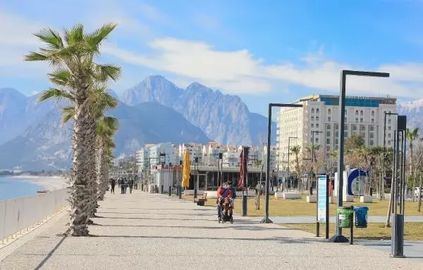 Yerleşik yabancıların turist gibi dışarı çıkmalarını engellemek için pasaport kontrolü yapıldı Yerleşik yabancıların turist gibi dışarı çıkmalarını engellemek için pasaport kontrolü yapıldı