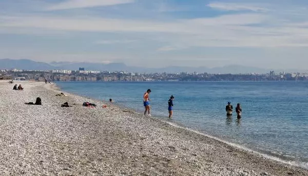 Yerleşik yabancıların turist gibi dışarı çıkmalarını engellemek için pasaport kontrolü yapıldı Yerleşik yabancıların turist gibi dışarı çıkmalarını engellemek için pasaport kontrolü yapıldı