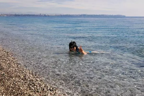 Yerleşik yabancıların turist gibi dışarı çıkmalarını engellemek için pasaport kontrolü yapıldı Yerleşik yabancıların turist gibi dışarı çıkmalarını engellemek için pasaport kontrolü yapıldı