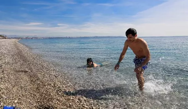 Yerleşik yabancıların turist gibi dışarı çıkmalarını engellemek için pasaport kontrolü yapıldı Yerleşik yabancıların turist gibi dışarı çıkmalarını engellemek için pasaport kontrolü yapıldı