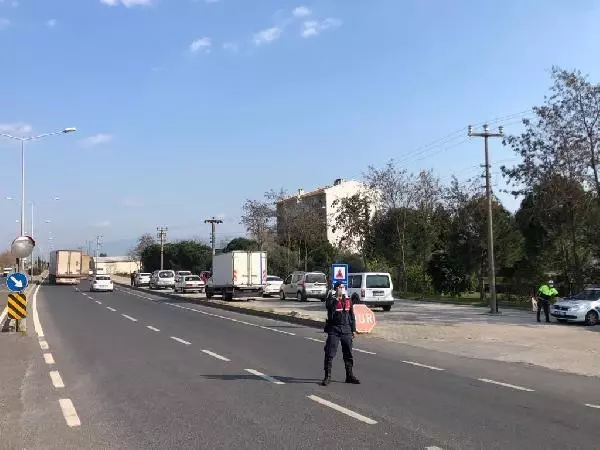 Yol kontrolünde durdurulan otomobilde ruhsatsız tabanca ele geçirildi: 1 gözaltı Yol kontrolünde durdurulan otomobilde ruhsatsız tabanca ele geçirildi: 1 gözaltı