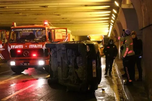 Zeytinburnu'nda virajı alamayan otomobil devrildi, araçta sıkışan sürücüyü itfaiye kurtardı Zeytinburnu'nda virajı alamayan otomobil devrildi, araçta sıkışan sürücüyü itfaiye kurtardı