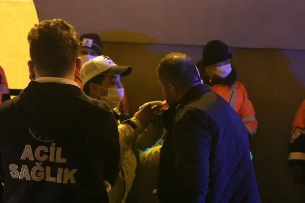 Zeytinburnu'nda virajı alamayan otomobil devrildi, araçta sıkışan sürücüyü itfaiye kurtardı Zeytinburnu'nda virajı alamayan otomobil devrildi, araçta sıkışan sürücüyü itfaiye kurtardı