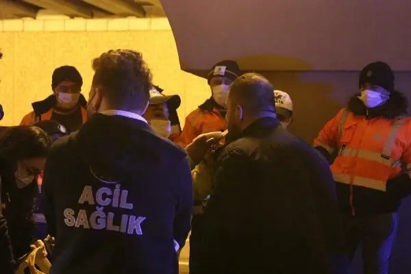 Zeytinburnu'nda virajı alamayan otomobil devrildi, araçta sıkışan sürücüyü itfaiye kurtardı Zeytinburnu'nda virajı alamayan otomobil devrildi, araçta sıkışan sürücüyü itfaiye kurtardı