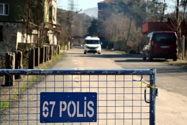 Zonguldak'ta mutasyonlu virüs şüphesiyle bir sokak karantinaya alındı Zonguldak'ta mutasyonlu virüs şüphesiyle bir sokak karantinaya alındı