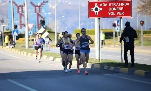2021 Türkiye Maraton Şampiyonası ve 41. Uluslararası Trabzon Yarı Maratonu koşuldu 2021 Türkiye Maraton Şampiyonası ve 41. Uluslararası Trabzon Yarı Maratonu koşuldu