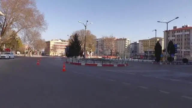 AFYONKARAHİSAR - Cadde ve sokaklardaki sessizlik sürüyor AFYONKARAHİSAR - Cadde ve sokaklardaki sessizlik sürüyor