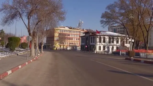 AFYONKARAHİSAR - Cadde ve sokaklardaki sessizlik sürüyor AFYONKARAHİSAR - Cadde ve sokaklardaki sessizlik sürüyor